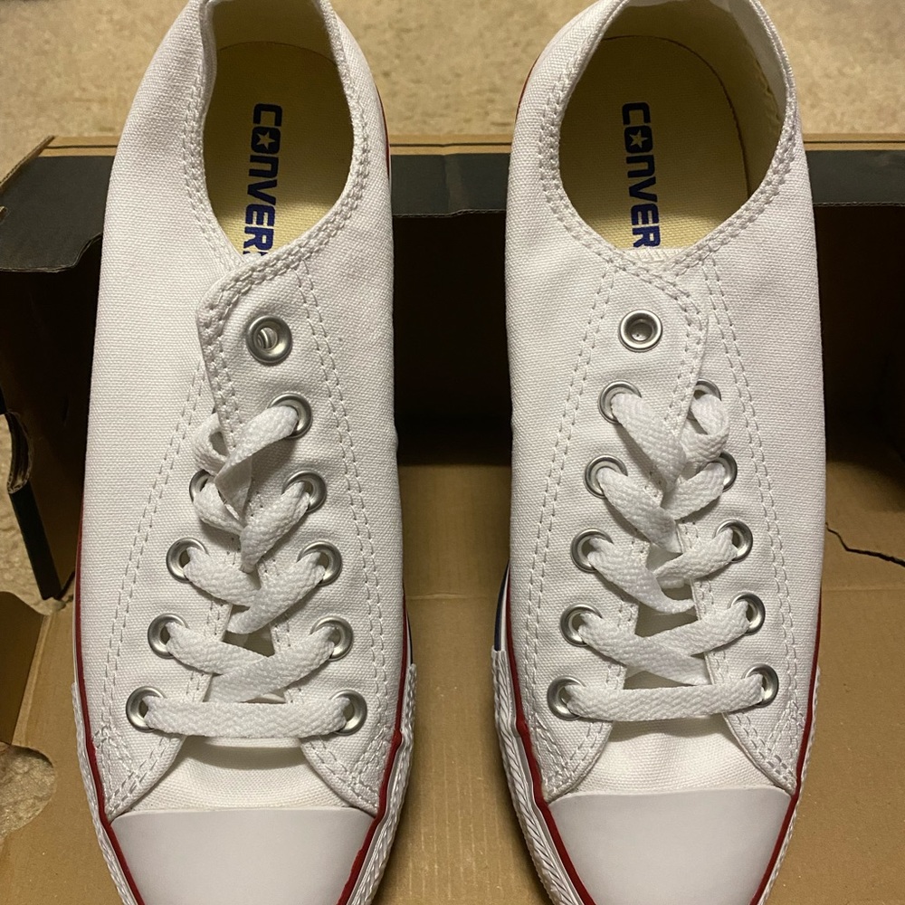 Converse white, NWT size 6/8